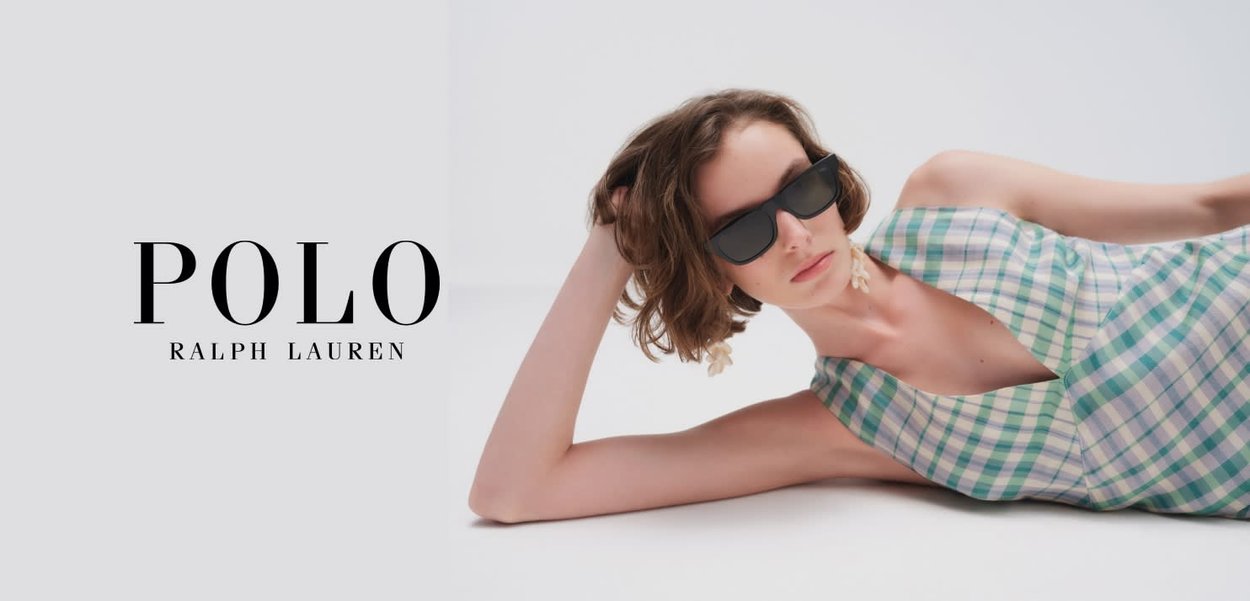 Vrouw met zwarte zonnebril en een groene geruite jurk, liggend met één arm om haar hoofd te ondersteunen, Polo Ralph Lauren-logo naast haar.