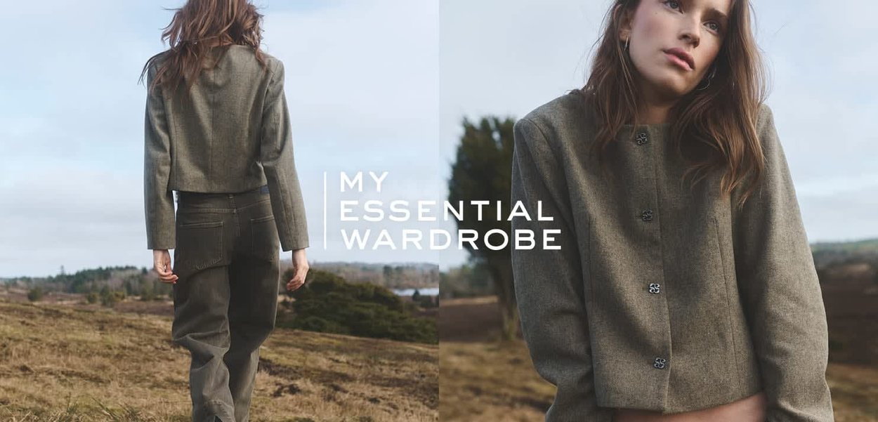 Olivgrüne cropped Jacke aus strukturiertem Stoff, mit silbernen Knöpfen und weiten Ärmeln, kombiniert mit passenden hochgeschnittenen Hosen in einer natürlichen Umgebung.