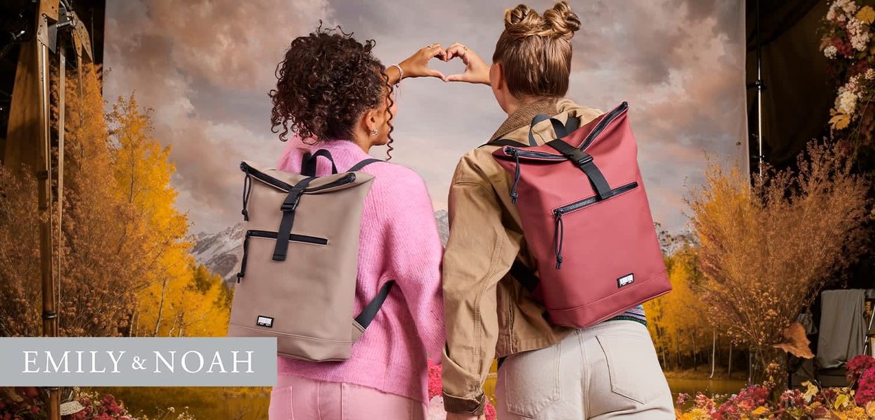 Deux sacs à dos : un gris clair et un rouge foncé, tous deux avec des accents de fermeture éclair noirs et des bretelles réglables, vus de dos.