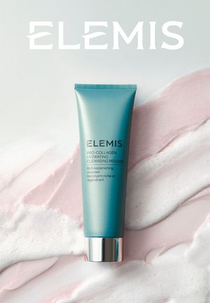 Tube med Elemis Pro-Collagen Hydrating Cleansing Mousse mot en bakgrunn med skummende rosa og hvit rensetekstur.