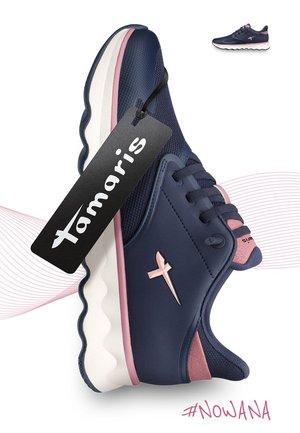 Sneakers Tamaris bleu marine et rose avec semelle blanche et étiquette de marque noire, présentées sur un fond blanc avec le texte #NOWANA.