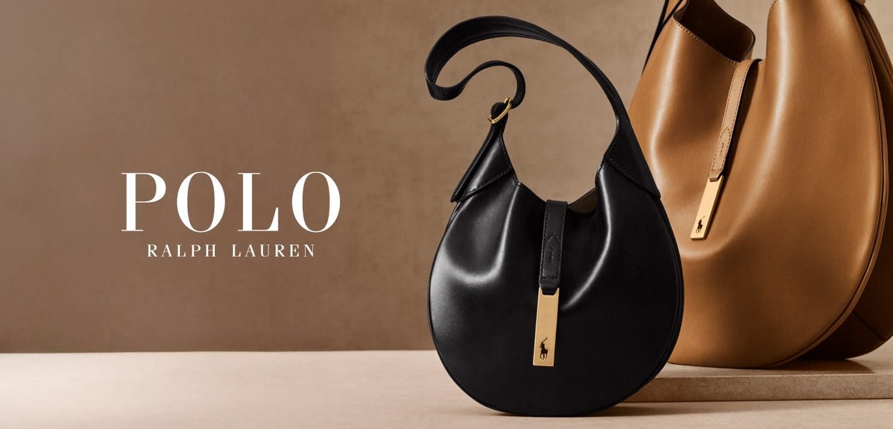 Sac en cuir noir avec une forme incurvée et un accent doré. Un sac en cuir beige est placé derrière, présentant un design similaire.
