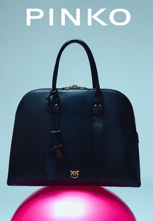 Zwarte leren handtas met gouden logo en ritssluiting, weergegeven op een roze bol tegen een lichtblauwe achtergrond met de tekst "PINKO" erboven.