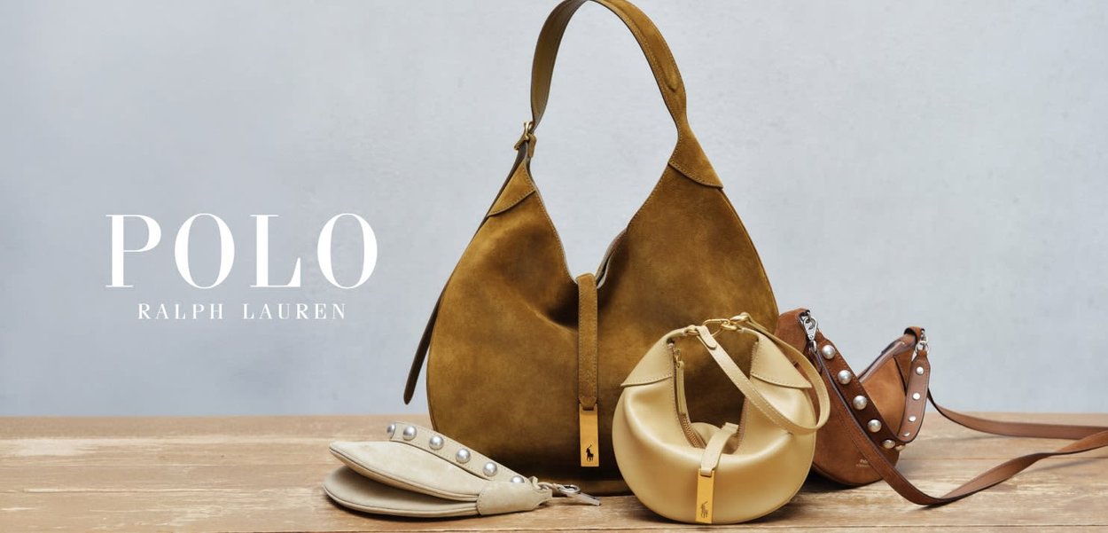 Drie designertassen in beige, cognac en bruine suède met parelaccenten op een houten oppervlak, Polo Ralph Lauren-logo op een grijze achtergrond.