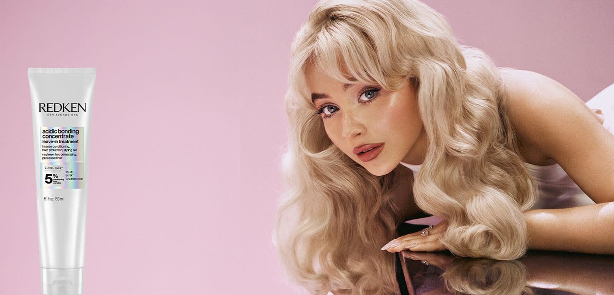 Redken Acidic Bonding Concentrate, 150-ml-Tube; silber mit schwarzem Text, entwickelt für die Leave-in-Haarbehandlung, vor pinkfarbenem Hintergrund.