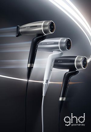 Drei ghd Speed-Haartrockner in Schwarz, Silber und Weiß mit Luftstrom-Effekt und ghd-Logo vor einem dunklen, wirbelnden Licht-Hintergrund.