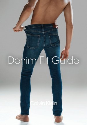 Slanke mørkeblå denim jeans med en glat overflade og subtil fading. Har to baglommer og en læder detalje ved taljen.