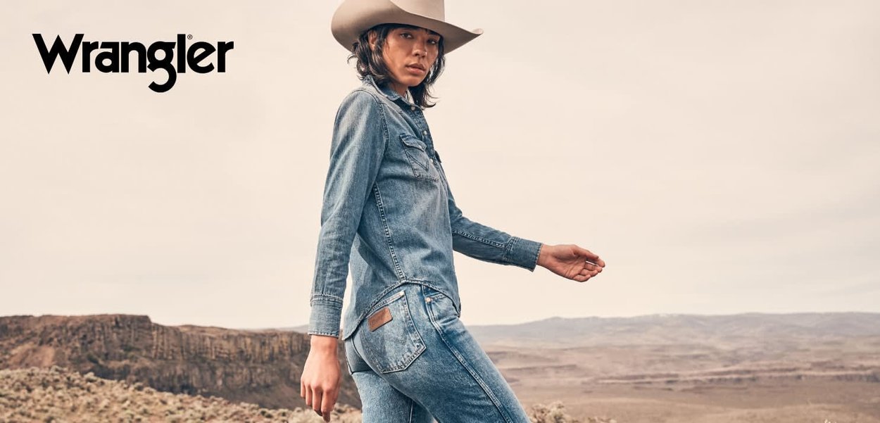 Wrangler denimskjorte og jeans i lys blå, med knappelukking, brystlommer og en brun lærpatch på baksiden.