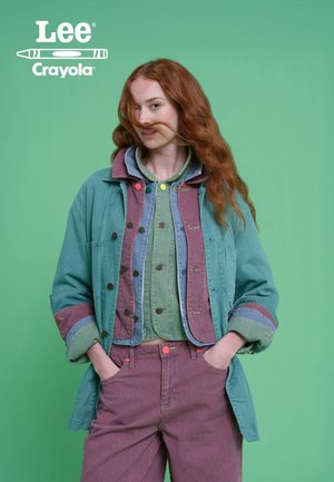Giacca in corduroy verde-blu con accenti multicolori, camicia a righe e pantaloni a righe rosa. Presenta bottoni e una vestibilità comoda.
