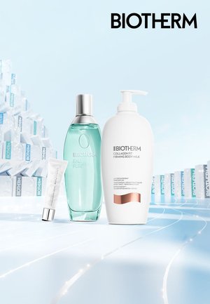 Trois produits de soin Biotherm : un flacon aqua transparent avec un capuchon argenté, un flacon pompe blanc avec un accent or rose, et un petit tube blanc.