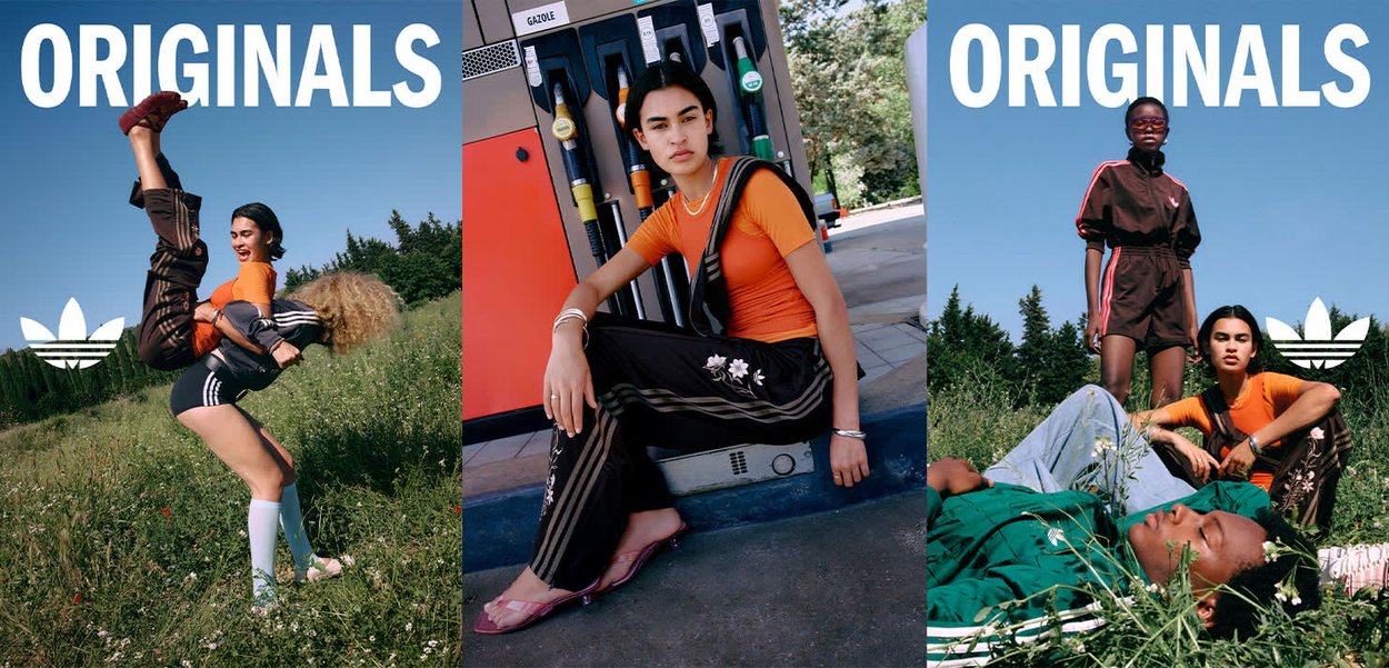 Drie diverse jonge mensen dragen Adidas Originals-kleding buiten en bij een tankstation, poseren zelfverzekerd in casual sportieve stijlen.
