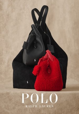 Två väskor: en stor svart läder tote med texturerad yta och en liten röd pälsficka med en slät dragkedja, båda med logotypdetaljer.