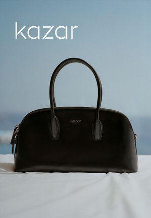 Schwarze Lederhandtasche mit runder Form, doppelten Obergriffen und silbernem Logo. Verfügt über eine glatte Textur und einen Reißverschluss.