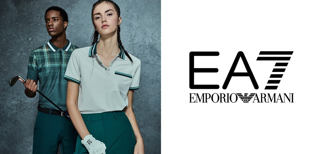 Due modelle indossano abbigliamento da golf: una polo a quadri verde e una polo grigio chiaro con un accent teal, abbinate a pantaloni verdi su misura.