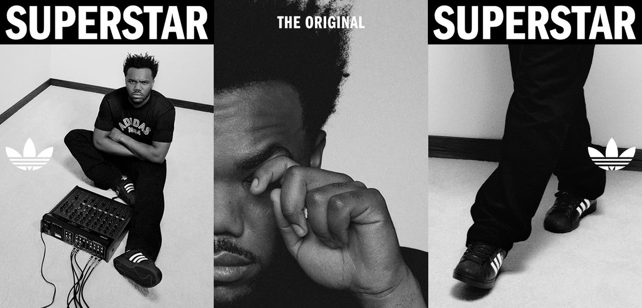 Uomo in tenuta Adidas seduto accanto a un mixer audio a sinistra, primo piano del volto al centro e gambe con scarpe Adidas a destra, con la scritta "Superstar".