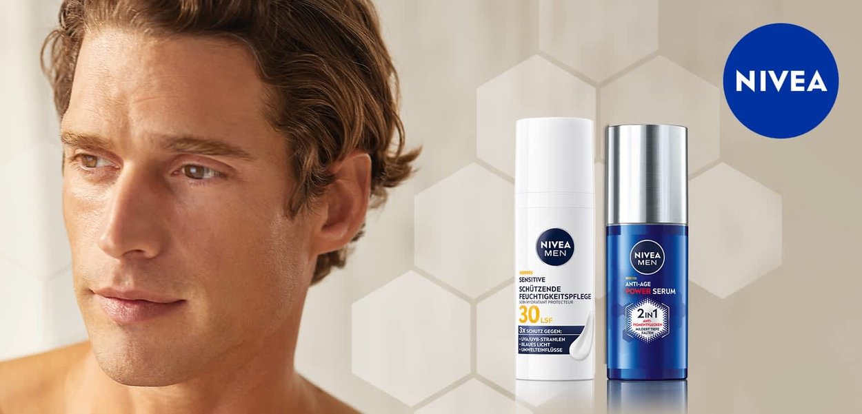 NIVEA MEN Produkte gezeigt: eine weiße Lotionflasche mit LSF 30 und eine blaue Serumflasche mit silbernem Verschluss. Der Hintergrund zeigt sechseckige Muster.
