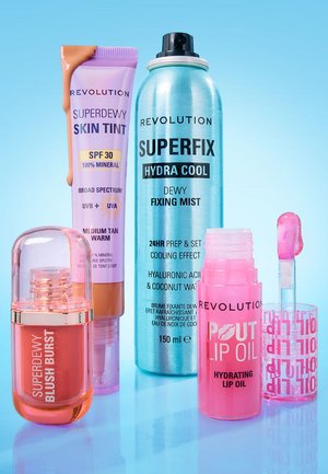 Prodotti trucco Revolution Superdewy che includono tinta per la pelle marrone media, nebbia fissante idratante hydra cool, blush burst e olio labbra rosa idratante con applicatore.