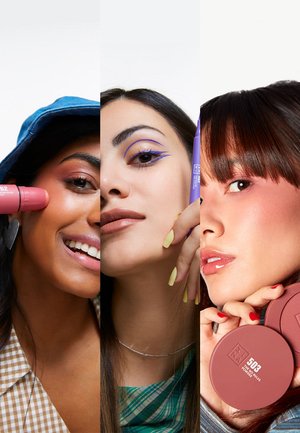 Tre donne mostrano prodotti per il trucco: un blush stick rosa, un eyeliner lavanda e ciprie compatte rotonde con finitura opaca, su carnagioni diverse.