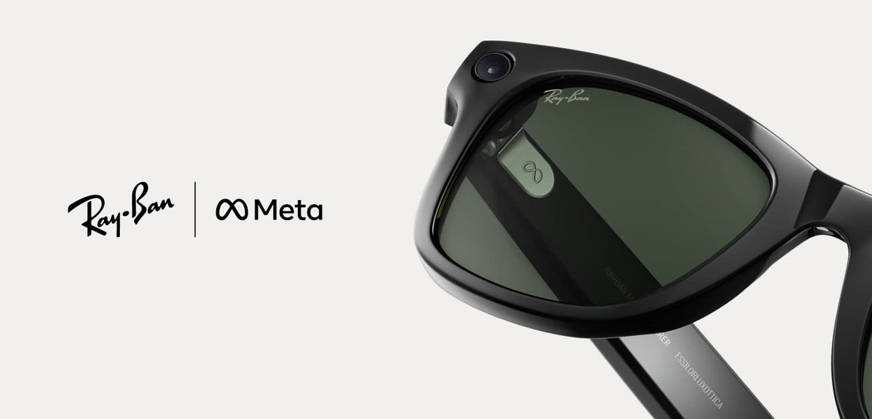 Occhiali da sole Ray-Ban neri con design arrotondato, lenti verdi e dettagli metallici. Icone sulle lenti indicano funzionalità tecnologiche avanzate.