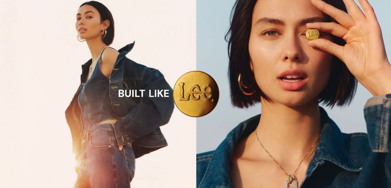Jeanjacka och overaller, ljusblå färg, med guldfärgad hårdvara. Ansikten som visar ett runt guldemblem med "Lee"-logotyp. Ljusa bakgrunder.