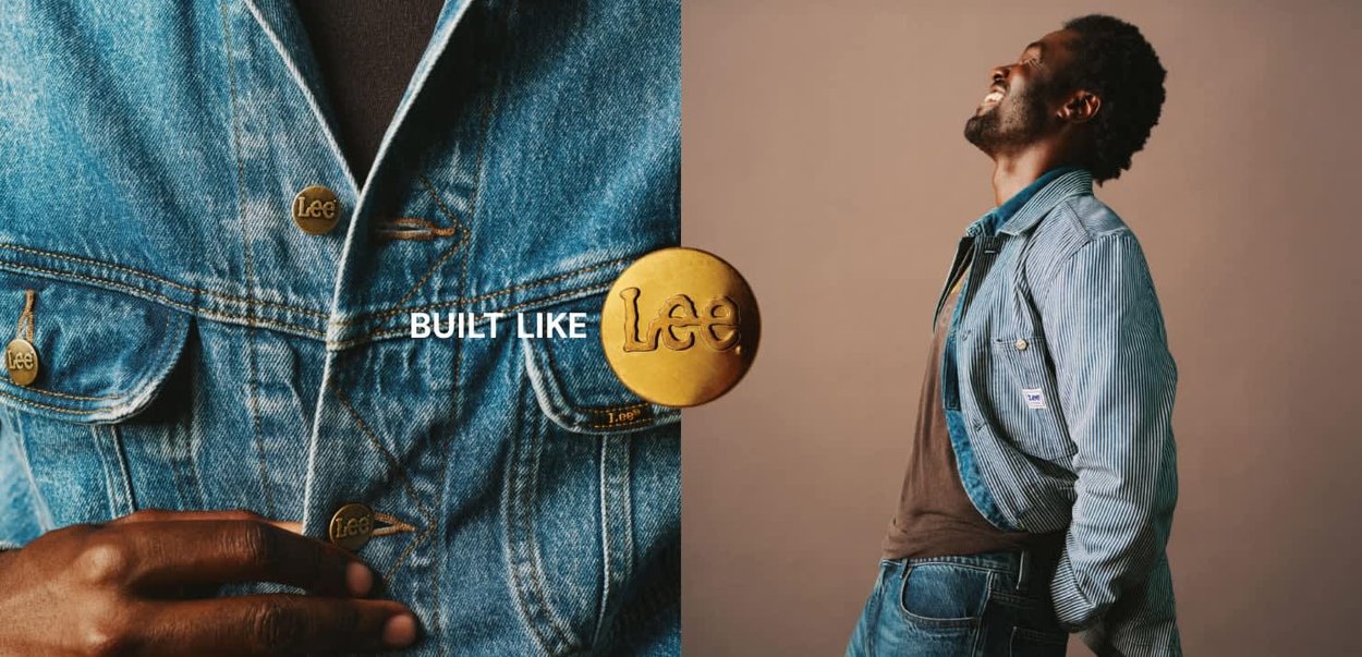 Denimjakke med lys blå vask, gullknapper og kontrasterende stripete mansjetter. Inkluderer synlig søm og Lee-merkevarer.