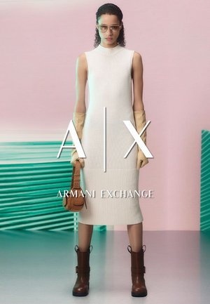 Abito senza maniche di maglia bianco, guanti beige, stivaletti marroni alla caviglia e una piccola borsa marrone. Lo sfondo presenta disegni geometrici rosa e verdi.