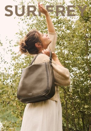 Borsa a spalla marrone con dettagli intrecciati, realizzata in materiale morbido. Presenta un ampio scomparto principale, una grande maniglia e un dettaglio con logo.