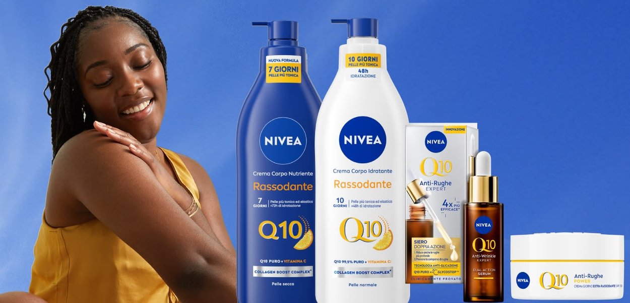 Donna sorridente in top giallo senza maniche che si tocca la spalla accanto a cinque prodotti per la cura della pelle Nivea Q10 su uno sfondo blu.