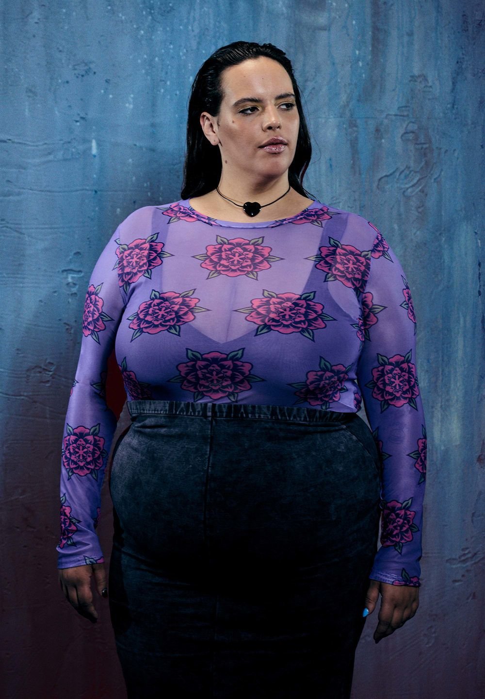 Violet skaidrus ilgomis rankovėmis marškinėliai su gėlių raštais, derinami su juodais džinsiniais sijonais. Marškiniai turi apvalią iškirptę ir ryškiai rožines gėles.