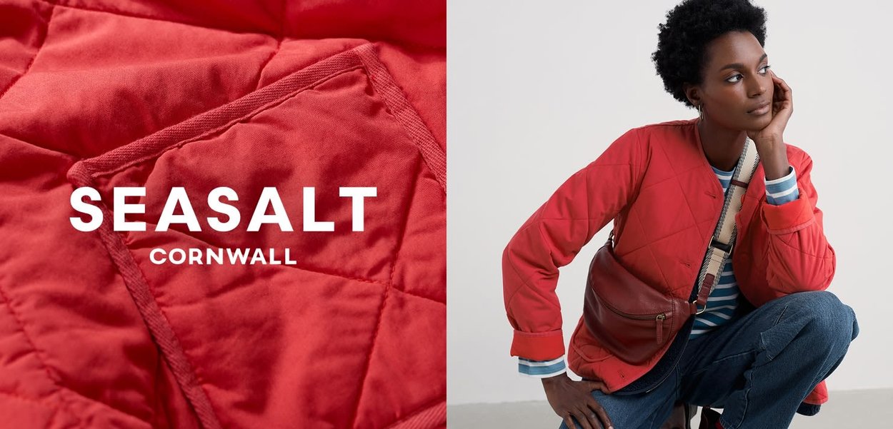 Rote, gesteppte Jacke mit tailliertem Schnitt und gerippten Bündchen, kombiniert mit einem gestreiften Oberteil und Jeans, dazu eine braune Schultertasche als Accessoire.