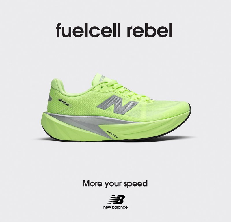 Helle grüne Laufschuhe mit einem Obermaterial aus Mesh, silbernen Akzenten und einer markanten Sohlenform, die mit dem Branding "FuelCell Rebel" versehen sind. Schwarze Laufsohle.