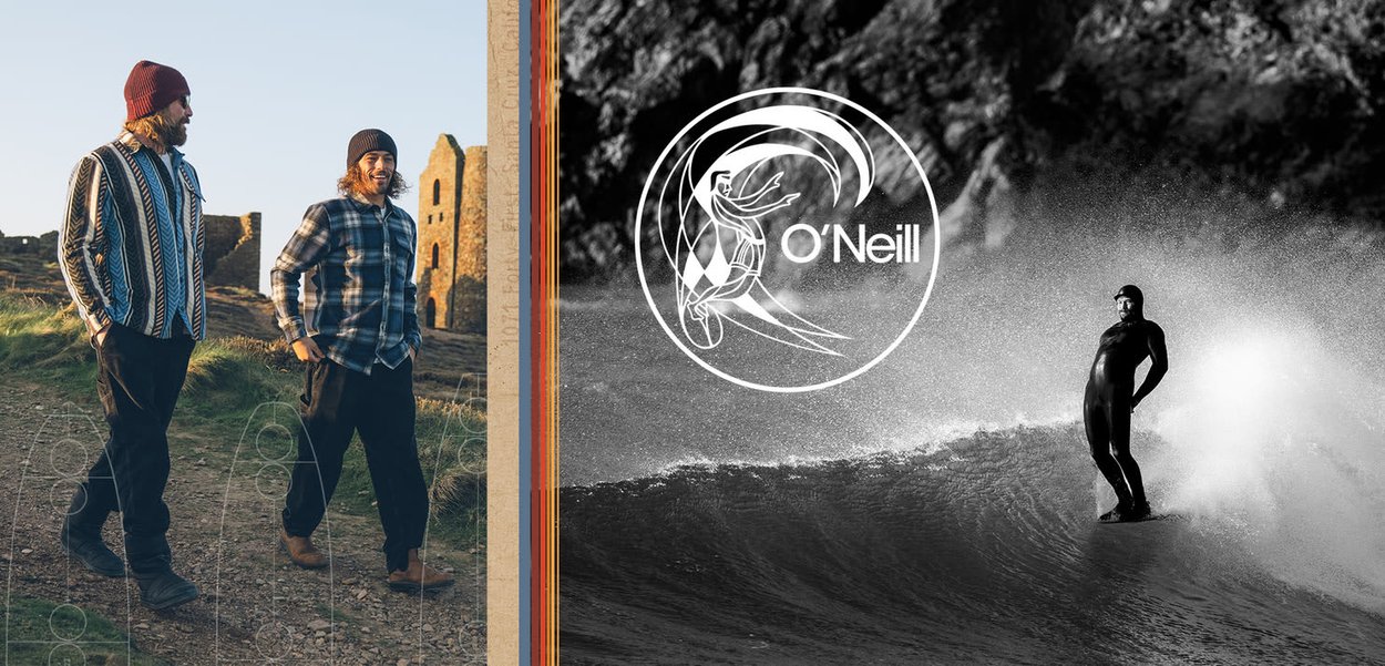 Twee mannen lopen over een graspad, gekleed in gestreepte shirts en mutsen. Een surfer in een zwart wetsuit rijdt op een golf, met het O'Neill-logo zichtbaar.