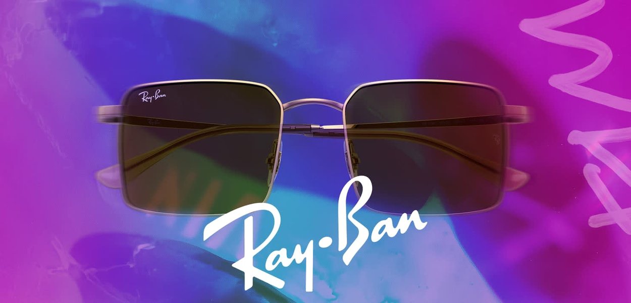 Gafas de sol Ray-Ban negras rectangulares con montura metálica delgada sobre un fondo degradado azul púrpura con el logotipo de Ray-Ban en blanco.
