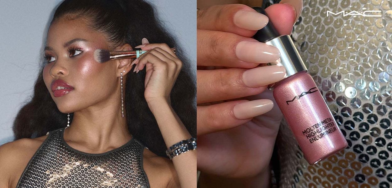 MAC Molten Metal Highlighter i en rosa metallflaske. Modellen påfører highlighter med en kost, og viser lange nude negler.