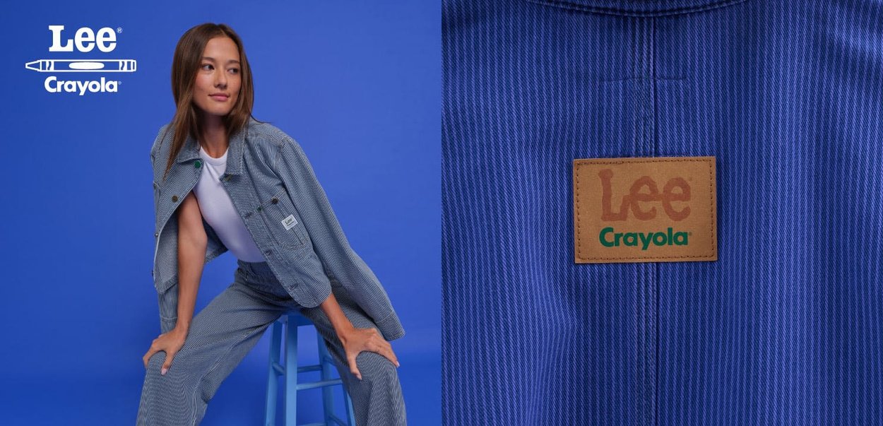 Blau gestreifte Jeansjacke und passende Hose mit einem Lederpatch mit der Aufschrift "Lee Crayola." Glatte Textur und lockere Passform.