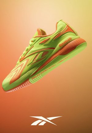 Neon groene en oranje Reebok hardloopschoen getoond in een hoek met gedetailleerde zool en mesh bovenwerk, tegen een oranje verloopachtergrond.