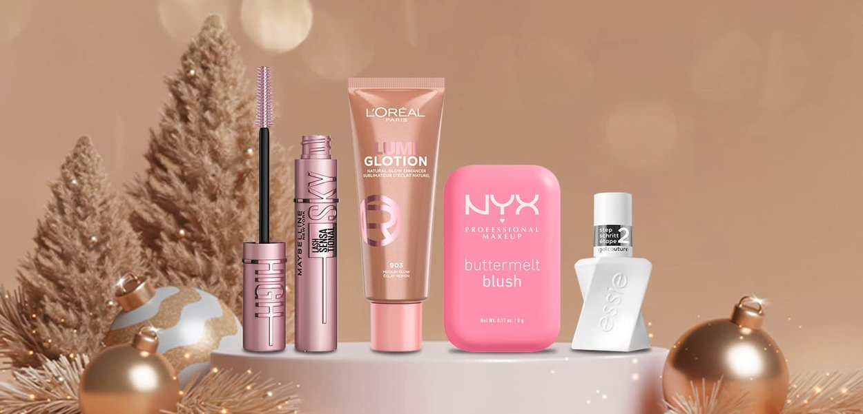 Produits cosmétiques exposés : mascara rose, lotion couleur or rose, blush rose, vernis à ongles blanc, le tout sur un fond clair et neutre avec une décoration de fête.