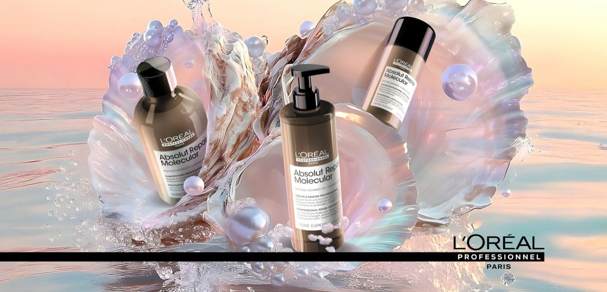 Deux bouteilles de shampooing avec des étiquettes marron foncé flottent à l'intérieur d'une grande coquille de mollusque, entourées de perles colorées et de teintes rose pâle.