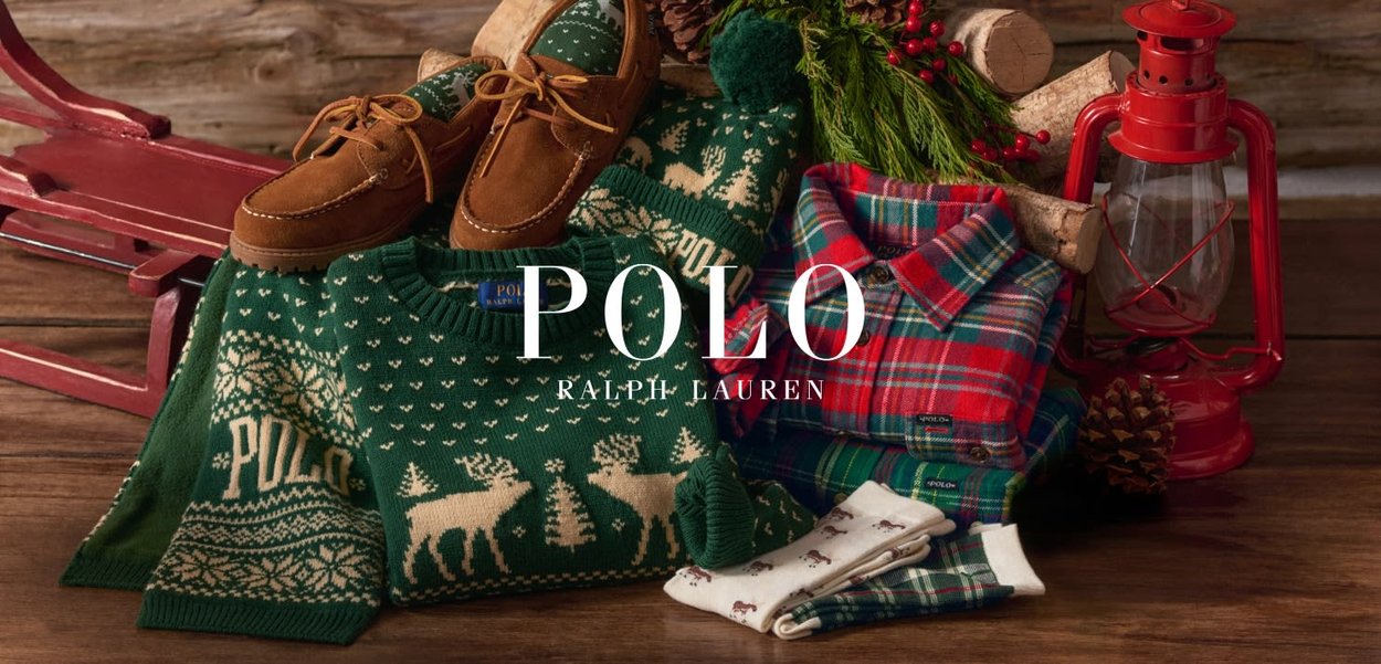 Grønn reinsdyrstrikk, brune semskede sko, røde og grønne rutete skjorter, vinterlue, hvite sokker med hester, rød lanterne, kongler og julegrønt.