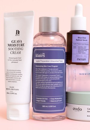 Crema Calmante Hidratante de Guayaba Benton (tubo blanco), Tóner Preparador Suave Klairs (botella transparente con etiqueta azul), Suero de Retinol Meisani (botella marrón), Crema Ondo (envase verde claro).
