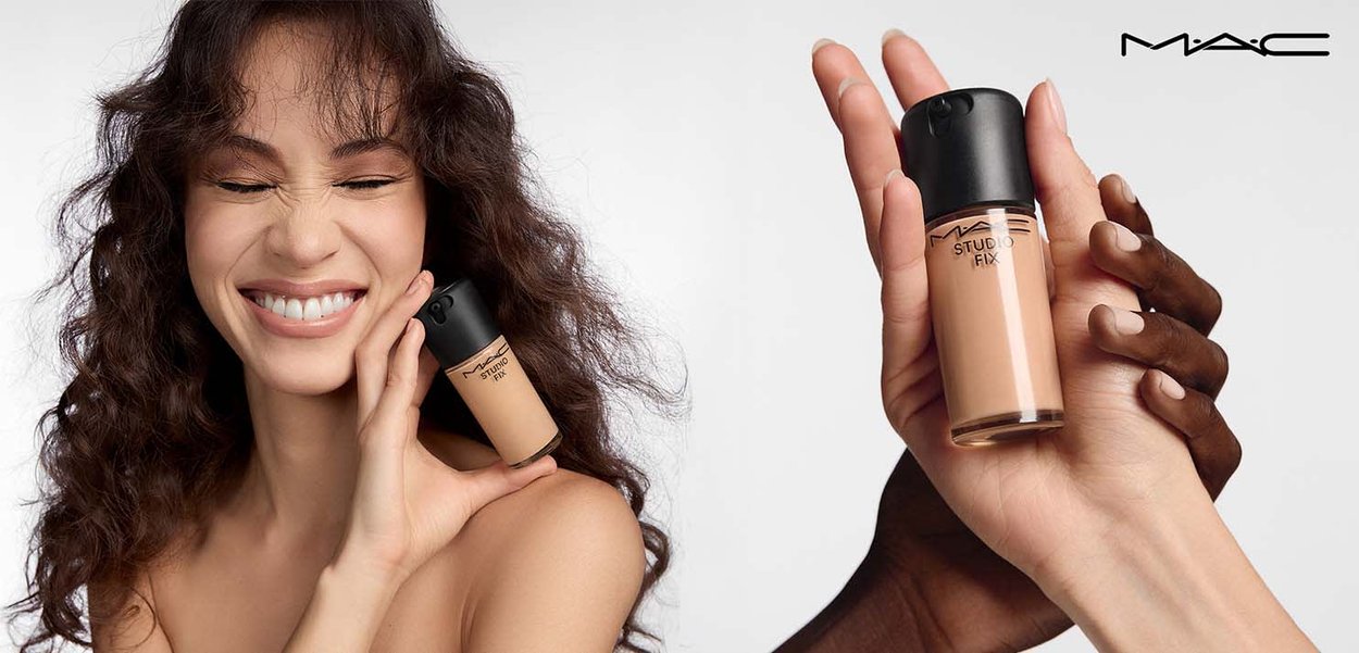 Bouteille de fond de teint MAC Studio Fix, en verre avec un bouchon pompe noir, tenue par deux mains - une peau claire et une peau foncée, montrant la polyvalence des teintes.