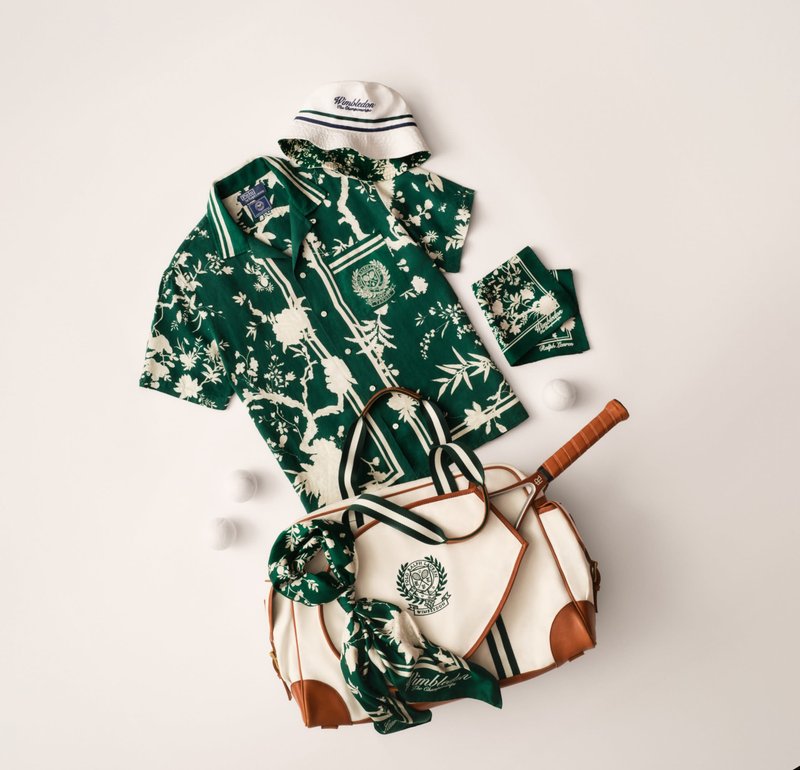 Camisa de manga corta con estampado floral en verde y blanco, pañuelo y pañuelo de bolsillo a juego, sombrero blanco, dos pelotas de tenis, bolsa de tenis crema y marrón con raqueta.
