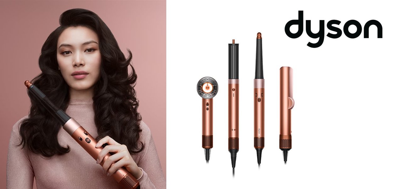 Frau mit langem dunklem Haar hält einen roségoldenen Dyson Airwrap Haarstyler, neben dem Dyson-Logo sind vier austauschbare Stylingaufsätze abgebildet.