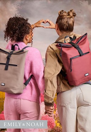 Rucksäcke in Beige und Rot, gefertigt aus strukturiertem Material, mit Reißverschlüssen und verstellbaren Trägern. Zwei Personen formen mit den Händen ein Herz.
