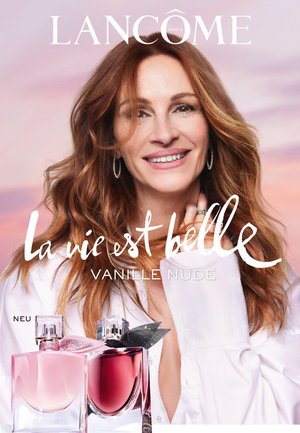 Deux bouteilles de parfum sur un fond clair : l'une rose avec un couvercle pailleté, l'autre rouge foncé avec un accent pailleté noir. Texte superposé : "La vie est belle Vanille Nude."