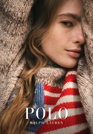 Strikkede trøjer i beige og flerfarvede striber; en har røde, hvide og blå nuancer med stjernemønstre. Varme teksturer er tydelige.