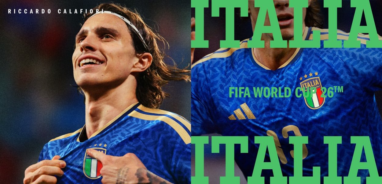 Giocatore di calcio italiano in maglia blu con il simbolo dell'Italia che festeggia, sovrapposizione di testo FIFA World Cup 26 sul lato destro.