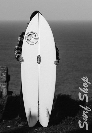 Surfplank met een witte fiberglass afwerking, voorzien van een zwart logo en decoratieve details. Puntige neus en twin fins zichtbaar aan de onderkant.