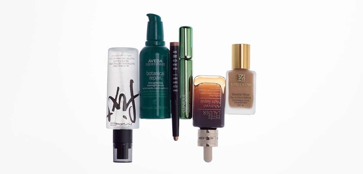 Cinco productos cosméticos variados que incluyen el spray MAC Fix+, suero reparador botánico de Aveda, lápiz de ojos de Bobbi Brown, máscara de pestañas de Clinique y bases de maquillaje de Estée Lauder.