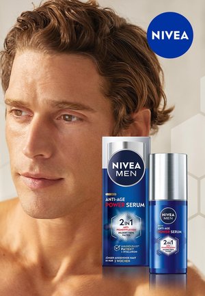 NIVEA Men Anti-Age Power Serum mit blauer Verpackung und silbernen Akzenten, bestehend aus einer hohen Schachtel und einer kürzeren Flasche mit Pumpverschluss.